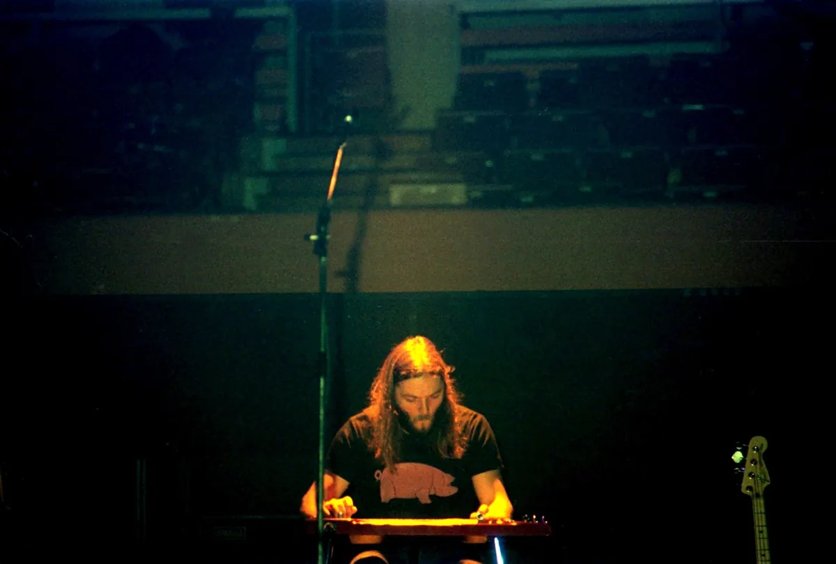 David Gilmour playing lap steel with Pink Floyd in Frankfurt in 1977